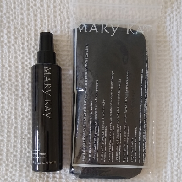 Mary Kay make up Brush Set & Brush Cleaner